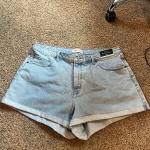 Abercrombie & Fitch Curve Love Light Wash Mom Short High Rise
